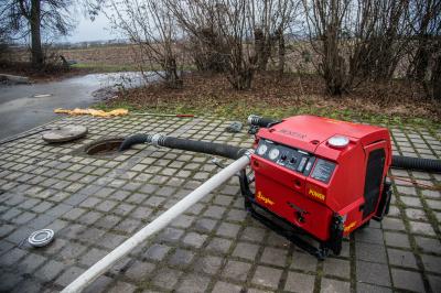 Filderstadt-Plattenhardt: Lagerschuppen auf einem Feld in Vollbrand - Feuerwehr muss Schlaeuche ueber 400 Meter verlegen